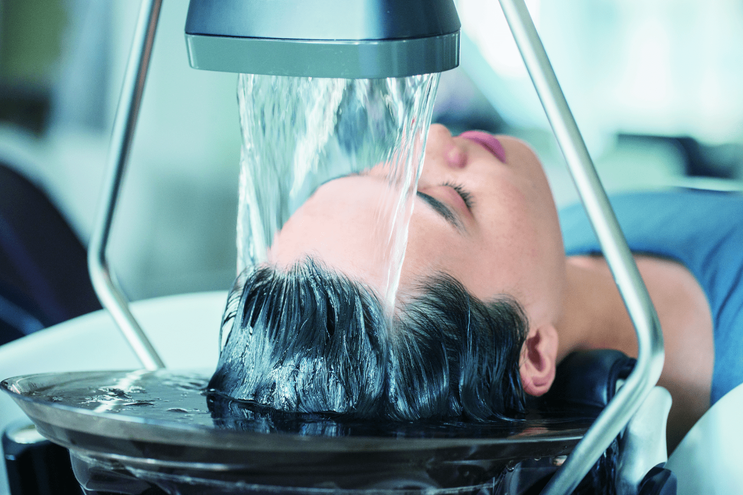 水のせせらぎに包まれる「頭浸浴」が叶える日常では体験できない至福のリラックスタイム。